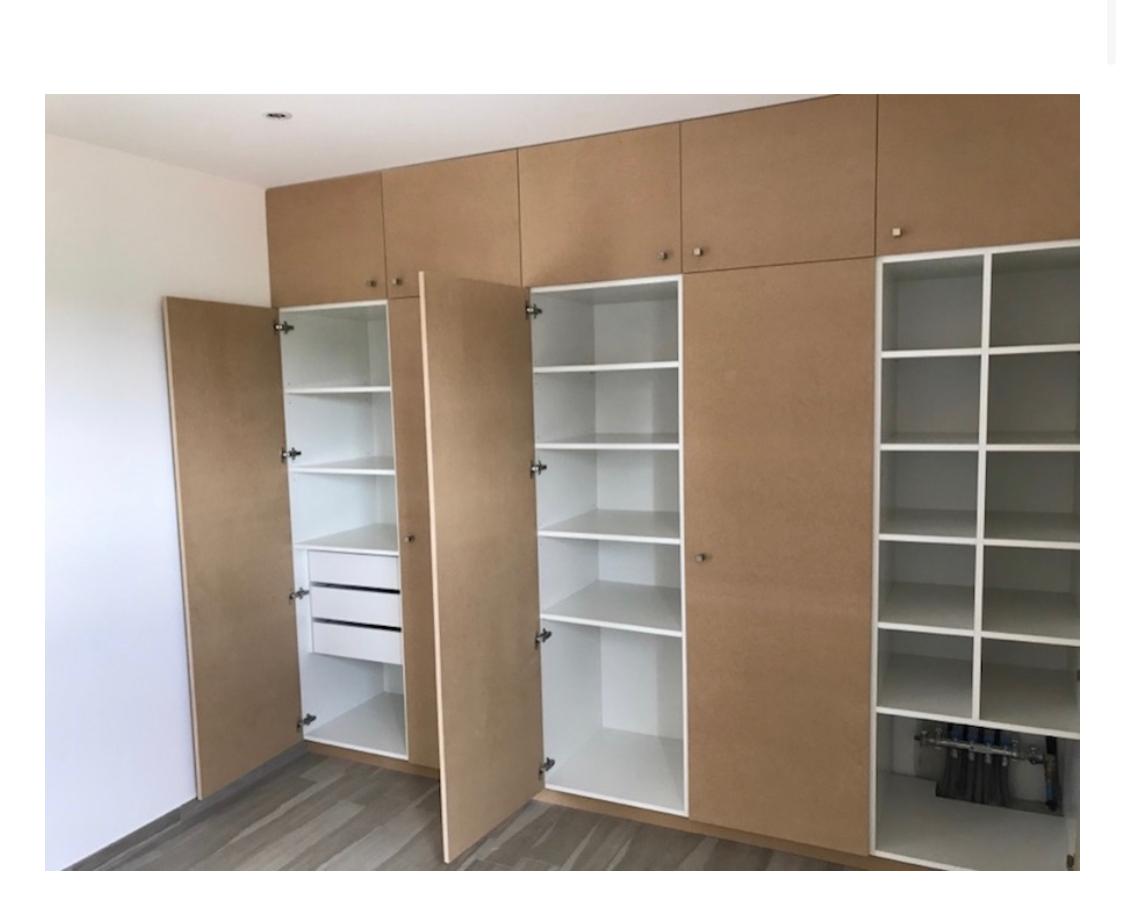 Placard sur mesure intégré ouvert