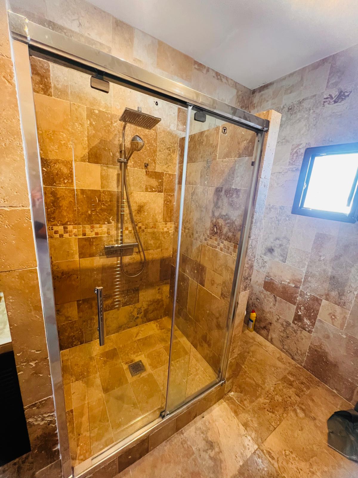 Pose de carrelage travertin - Douche italienne