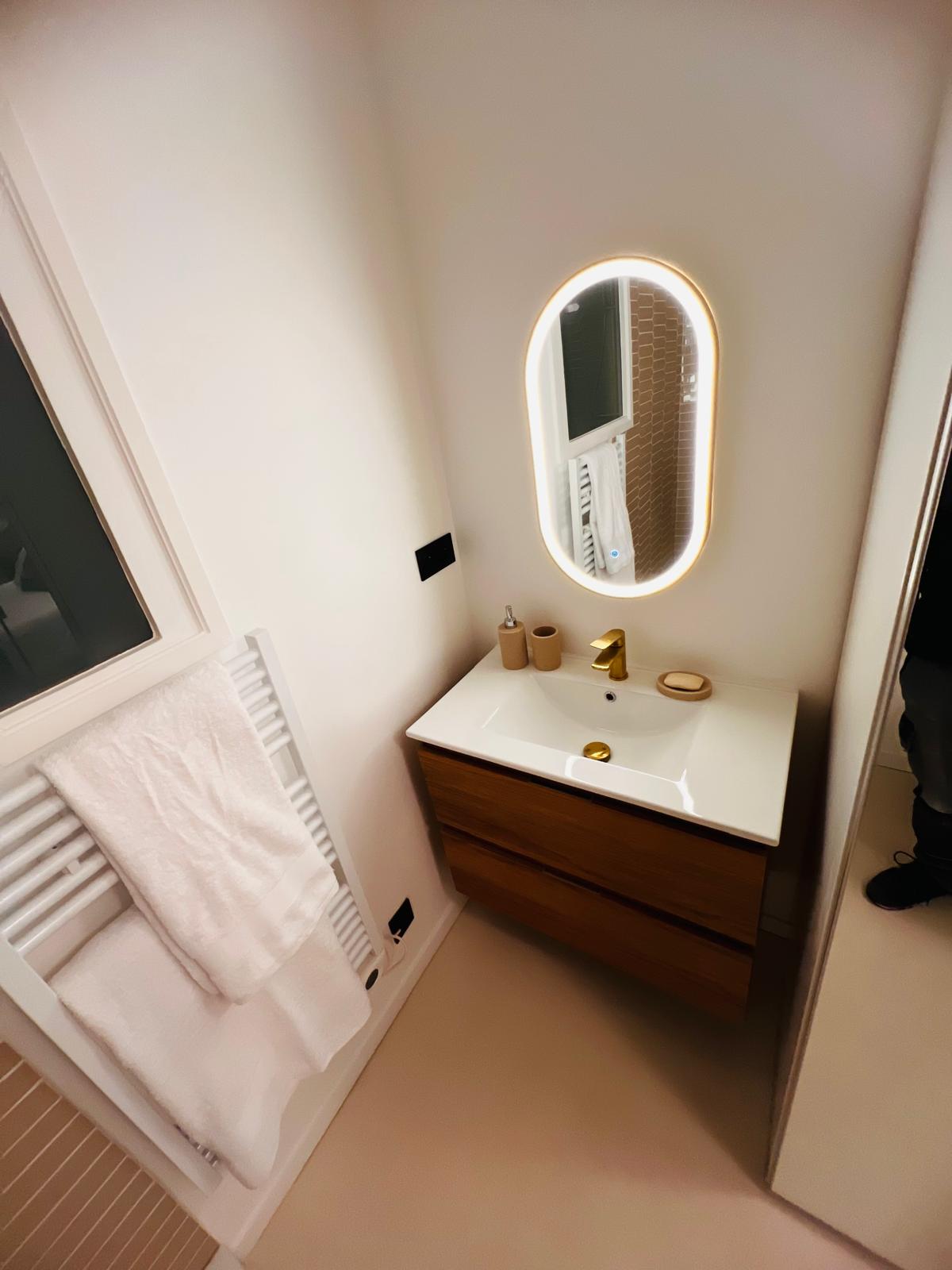 Installation de lavabo avec miroir éclairé